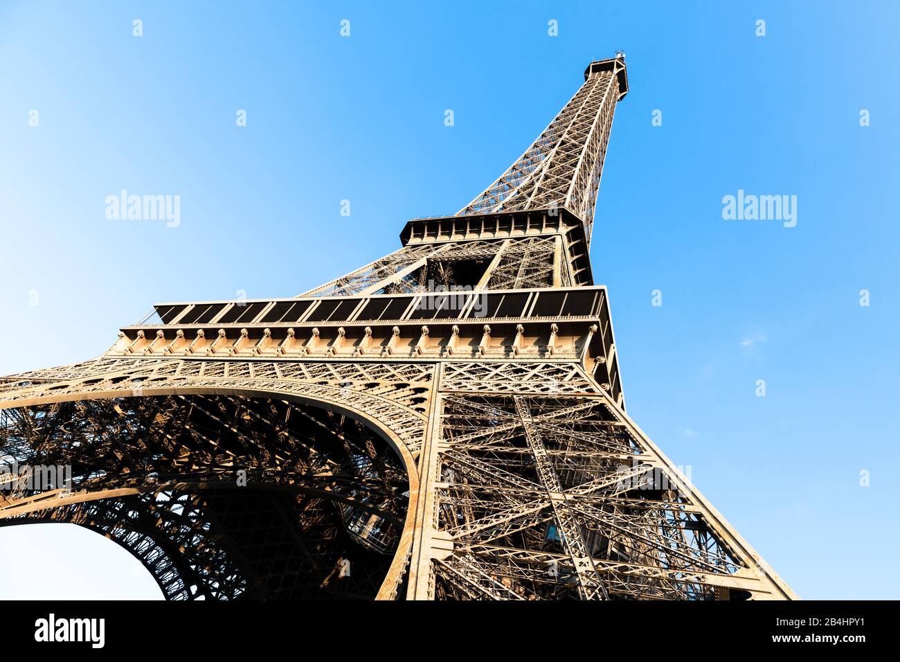 Der Eiffelturm schräg von unten aus gesehen, Paris, Frankreich, Europa Stock Photo