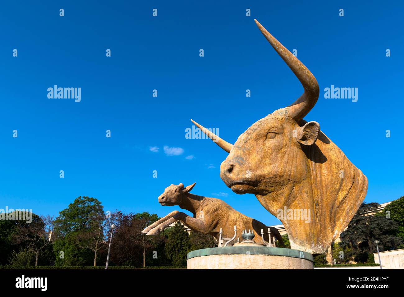 Bronze Skulpturen Taureau et Daim, der Stier und der Hirsch von Paul Jouve am Place du Trocadéro, Paris, Frankreich, Europa Stock Photo