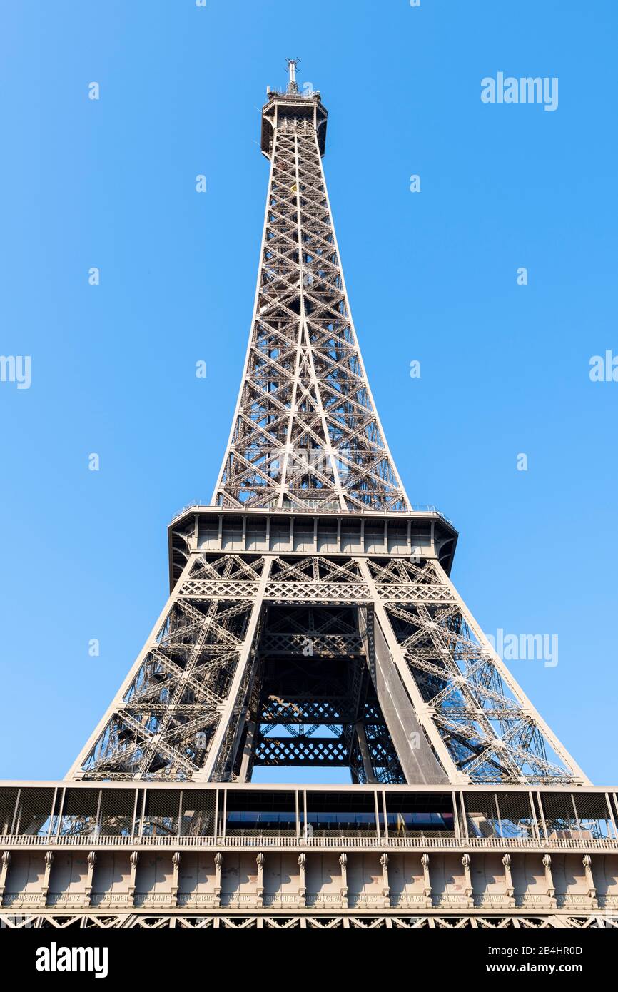 Der Eiffelturm von unten aus gesehen, Paris, Frankreich, Europa Stock Photo