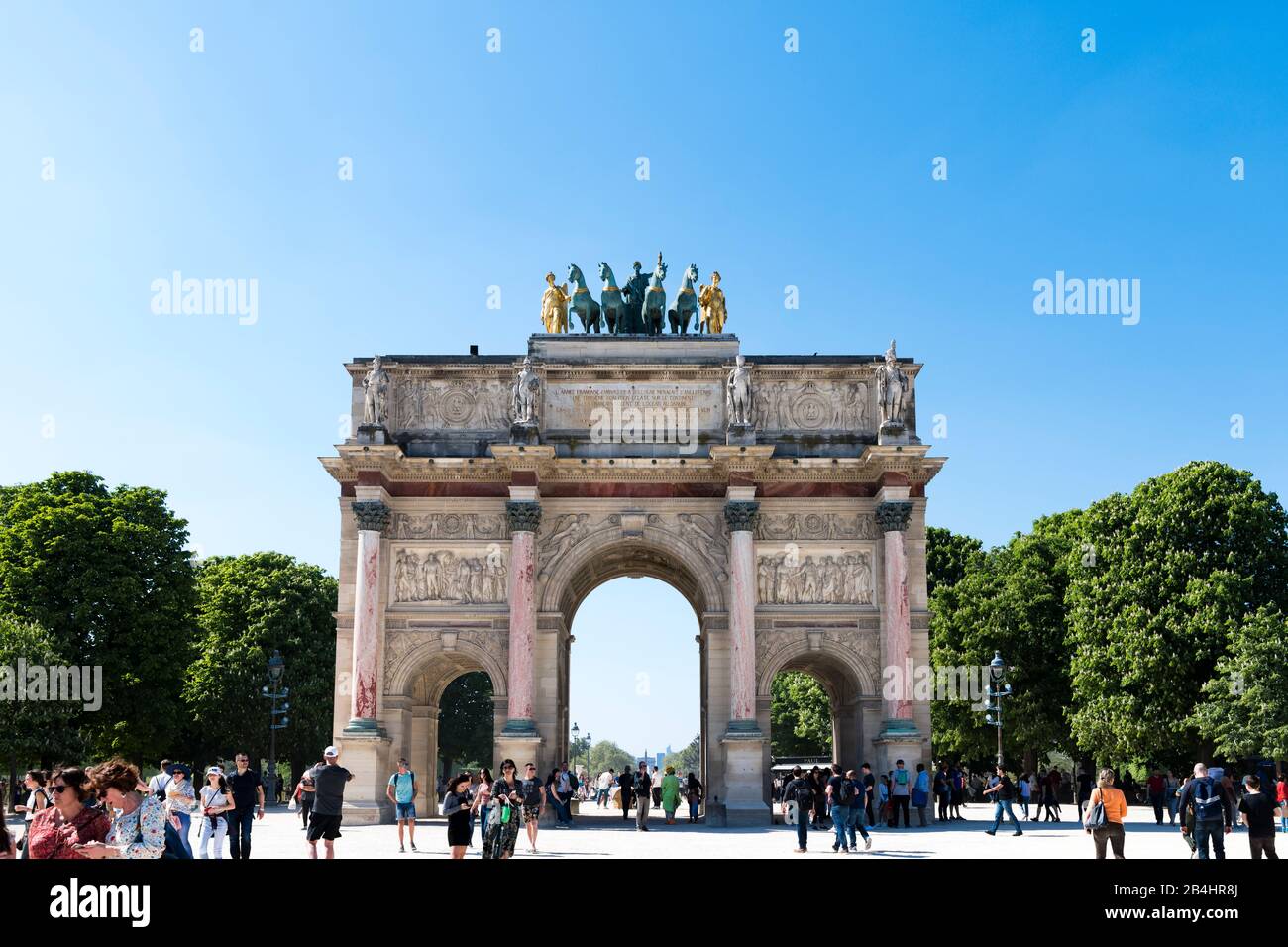 Touristen am Arc de Triomphe du Carrousel mit Quadriga am Louvre, Paris, Frankreich, Europa Stock Photo