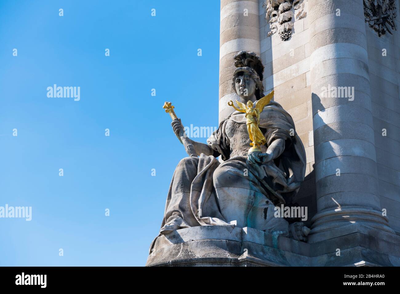 die Statue La France sous Louis XIV von Laurent Marqueste vor der Brücke Pont Alexandre III, Paris, Frankreich, Europa Stock Photo