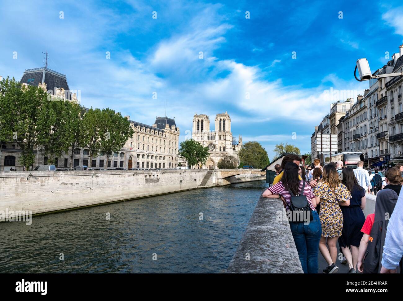Touristen stehen an der Kaimauer gegenüber der Kathedrale Notre Dame nach nach der Brandkatastrophe vom 15. und 16. April 2019 Stock Photo