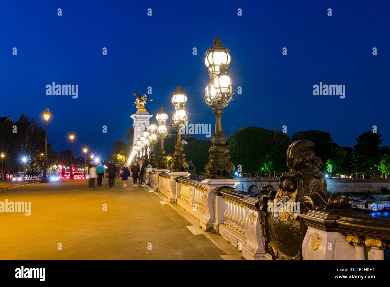 erleuchtende Renaissance Straßenlaternen auf der berühmten Brücke Pont Alexandre III, Paris, Frankreich, Europa Stock Photo