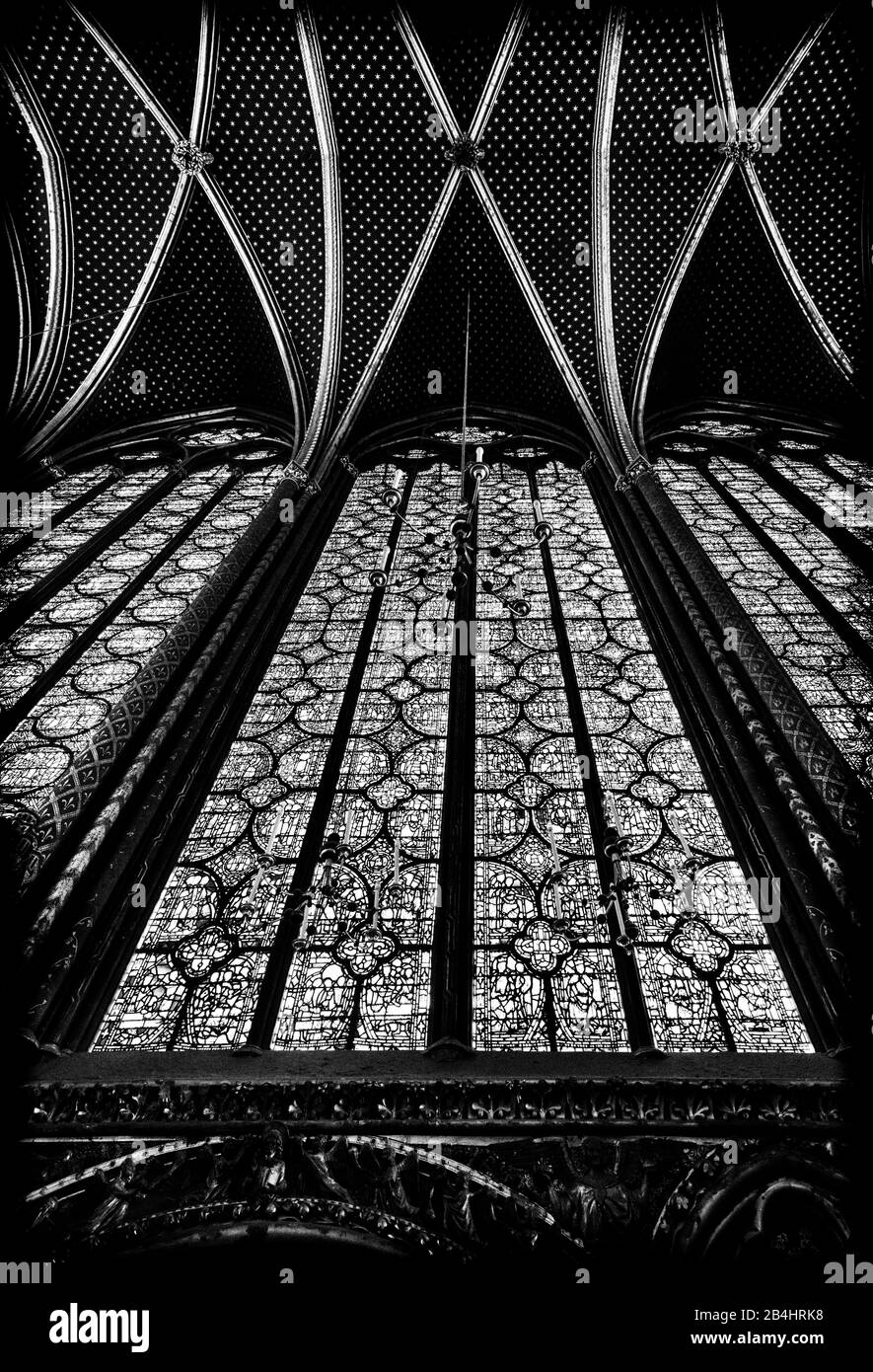 Das Deckengewölbe und die Fensterlanzetten der oberen Kapelle der Sainte Chapelle Paris, Frankreich, Europa Stock Photo