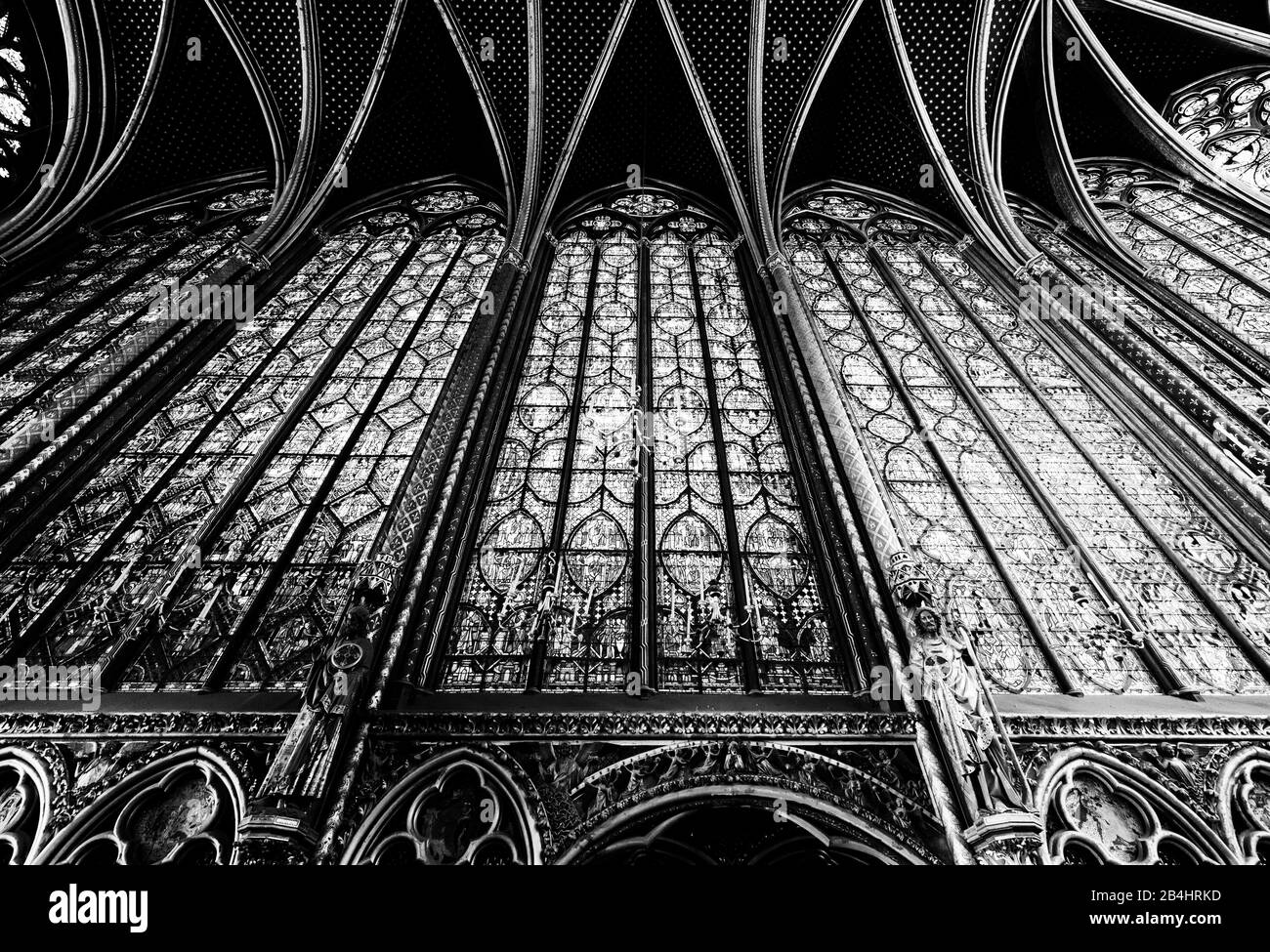 Das Deckengewölbe und die Fensterlanzetten der oberen Kapelle der Sainte Chapelle Paris, Frankreich, Europa Stock Photo