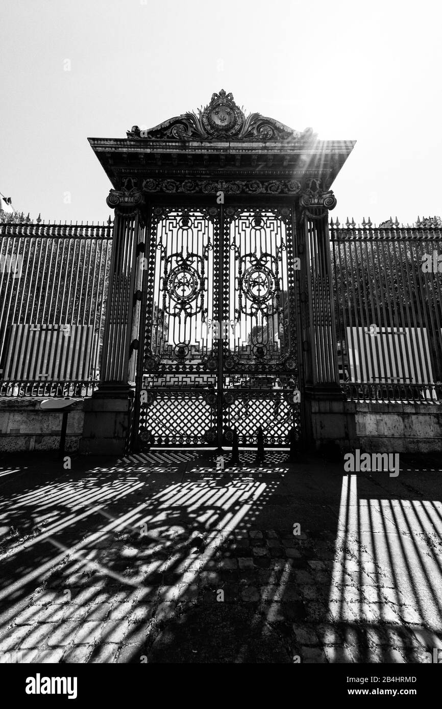 Blick durch ein schmiedeeisernes Tor vor dem Palais de Justice, Paris, Frankreich, Europa Stock Photo