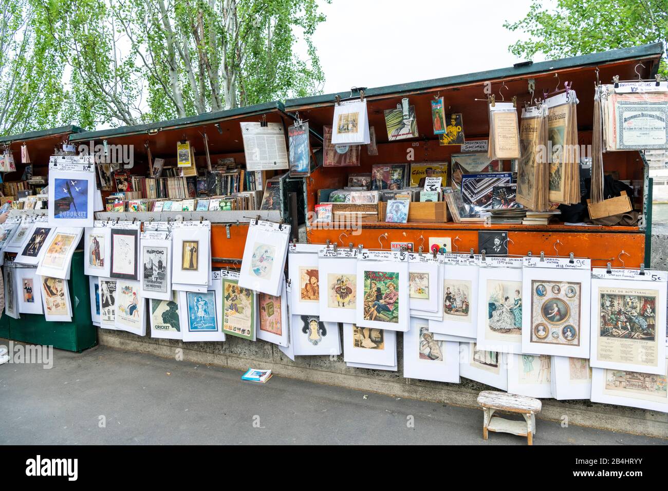 Die kleinen Läden der Bouquinistes am Seine-Ufer, Paris, Frankreich, Europa Stock Photo