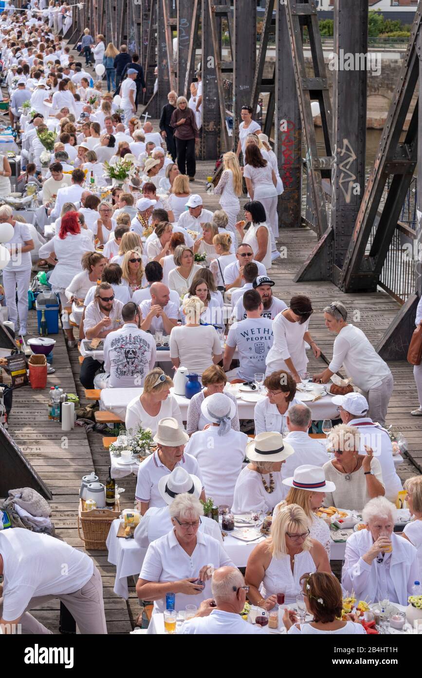 Deutschland, Sachsen-Anhalt, Magdeburg, Teinehmer eines White Brücken Dinner, elegantes Picknick in Weiß, Hubbrücke Magdeburg, erstes Diner en blanc f Stock Photo
