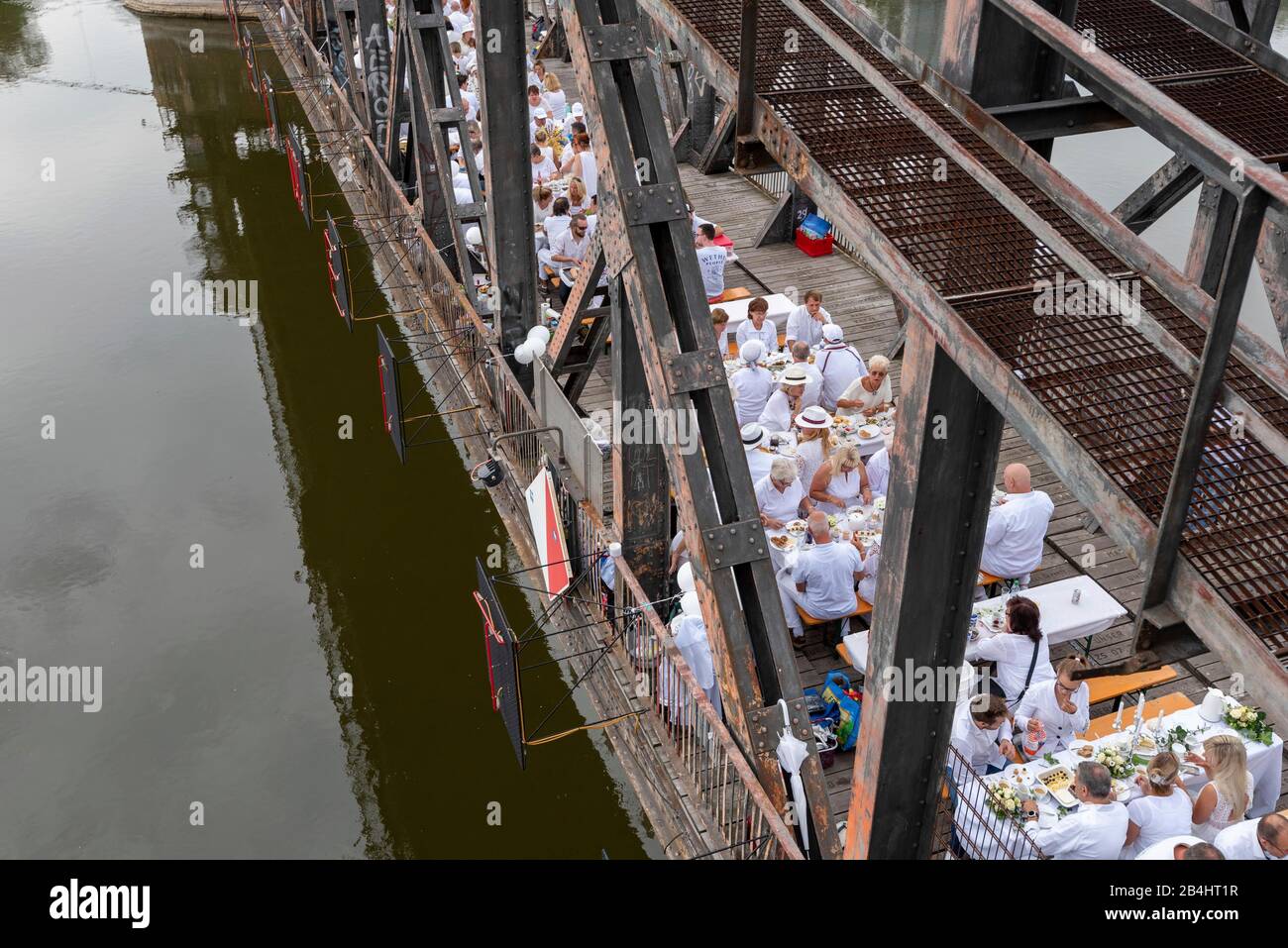 Deutschland, Sachsen-Anhalt, Magdeburg, White Brücken Dinner, elegantes  Picknick in weiß, Hubbrücke Magdeburg. Erstes Diner en blanc fand im Sommer  19 Stock Photo - Alamy