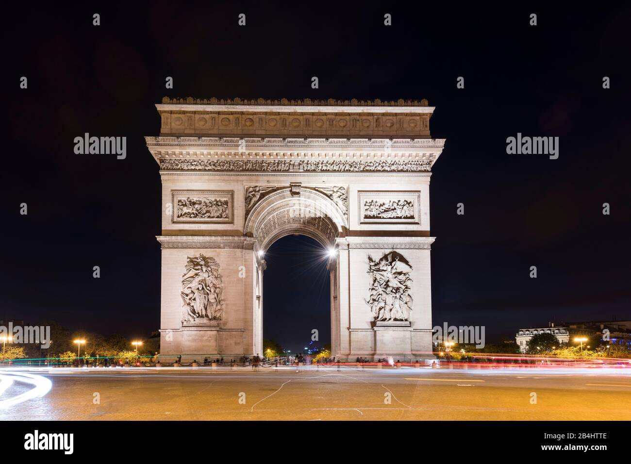 leuchtspuren fahrender Autos auf der Place Charles de Gaulle und der Triumpfbogen bei Nacht, Paris, Frankreich, Europa Stock Photo