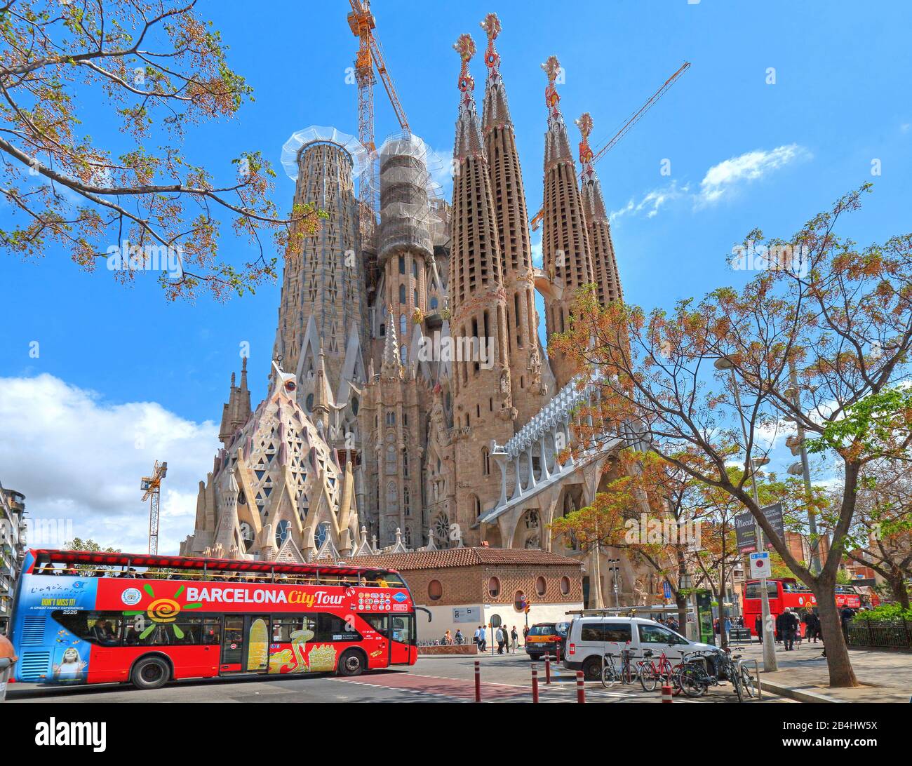 City tour bus with the Sagrada Familia cathedral by Antoni Gaudi in Barcelona, Catalonia, Spain Stock Photo