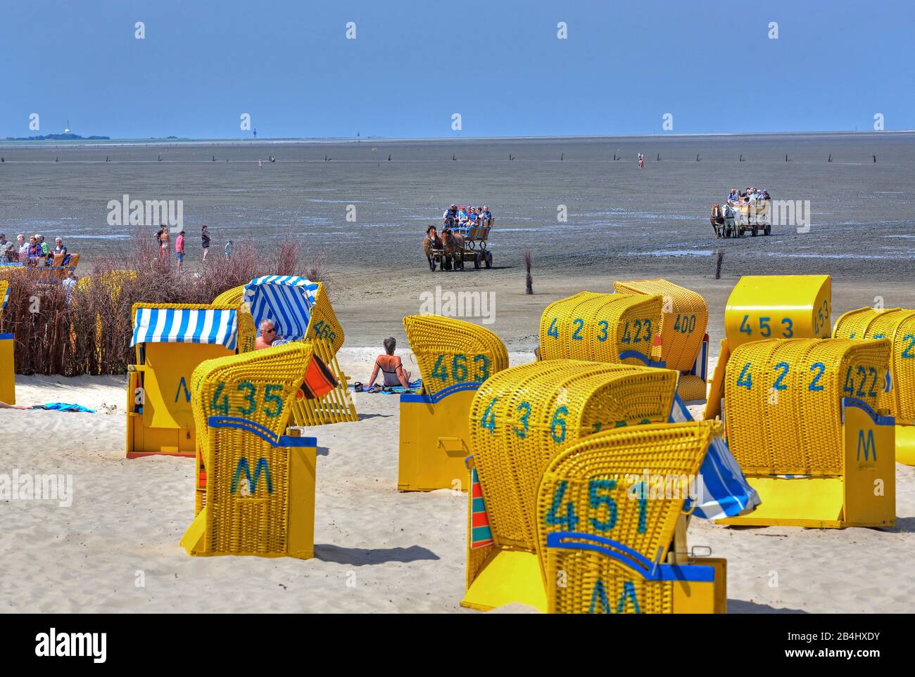 Beach with beach chairs on the Wadden Sea at low tide with Wattwagen in the district of Duhnen, North Sea resort Cuxhaven, Elbe estuary, North Sea, North Sea coast, Lower Saxony, Germany Stock Photo