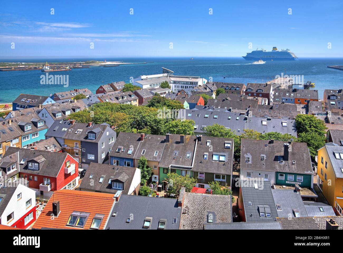 Village center on the lowlands with cruise ship on the roadstead and Badedüne, Heligoland, Helgoland Bay, German Bay, North Sea island, North Sea, Schleswig-Holstein, Germany Stock Photo