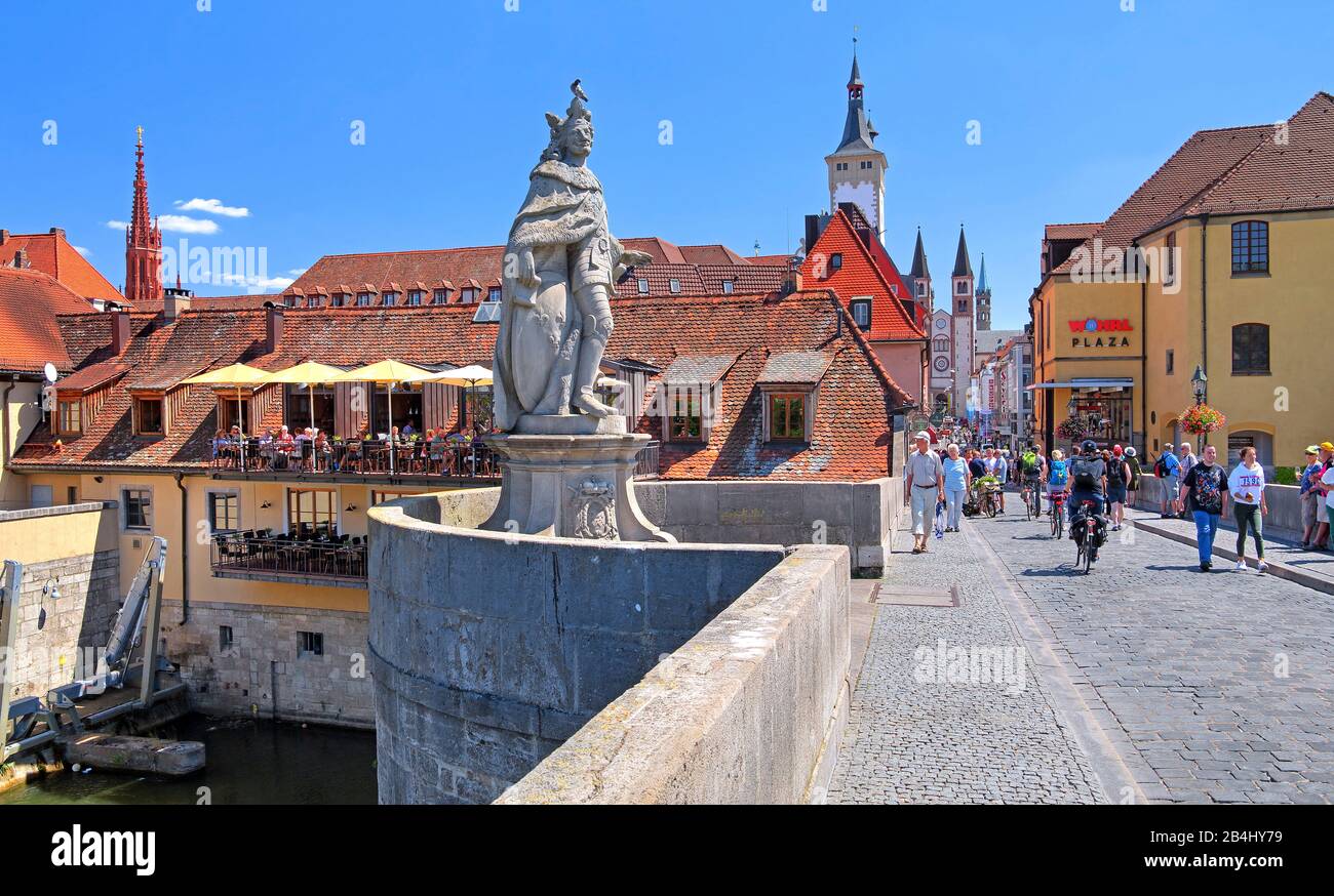 Restaurant terrace at the Alte Mainbrücke with the sculpture of the Frankish king Pippin the tower Grafeneckart and the St. Kiliansdom, Würzburg, Maintal, Lower Franconia, Franconia, Bavaria, Germany Stock Photo