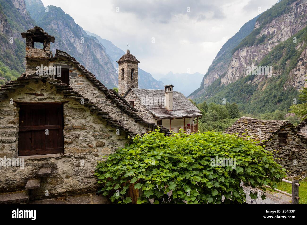 Europa, Schweiz, Tessin, Foroglio. Blick über das malerische, alte Dorf Foroglio in das Bavonatal. Stock Photo