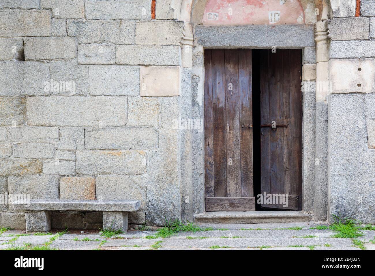 Europa, Italien, Piemont, Montorfano. Der Eingang zur Chiesa di San Giovanni Battista, einer der besterhaltenen romanischen Kirchen der Region Lago Ma Stock Photo