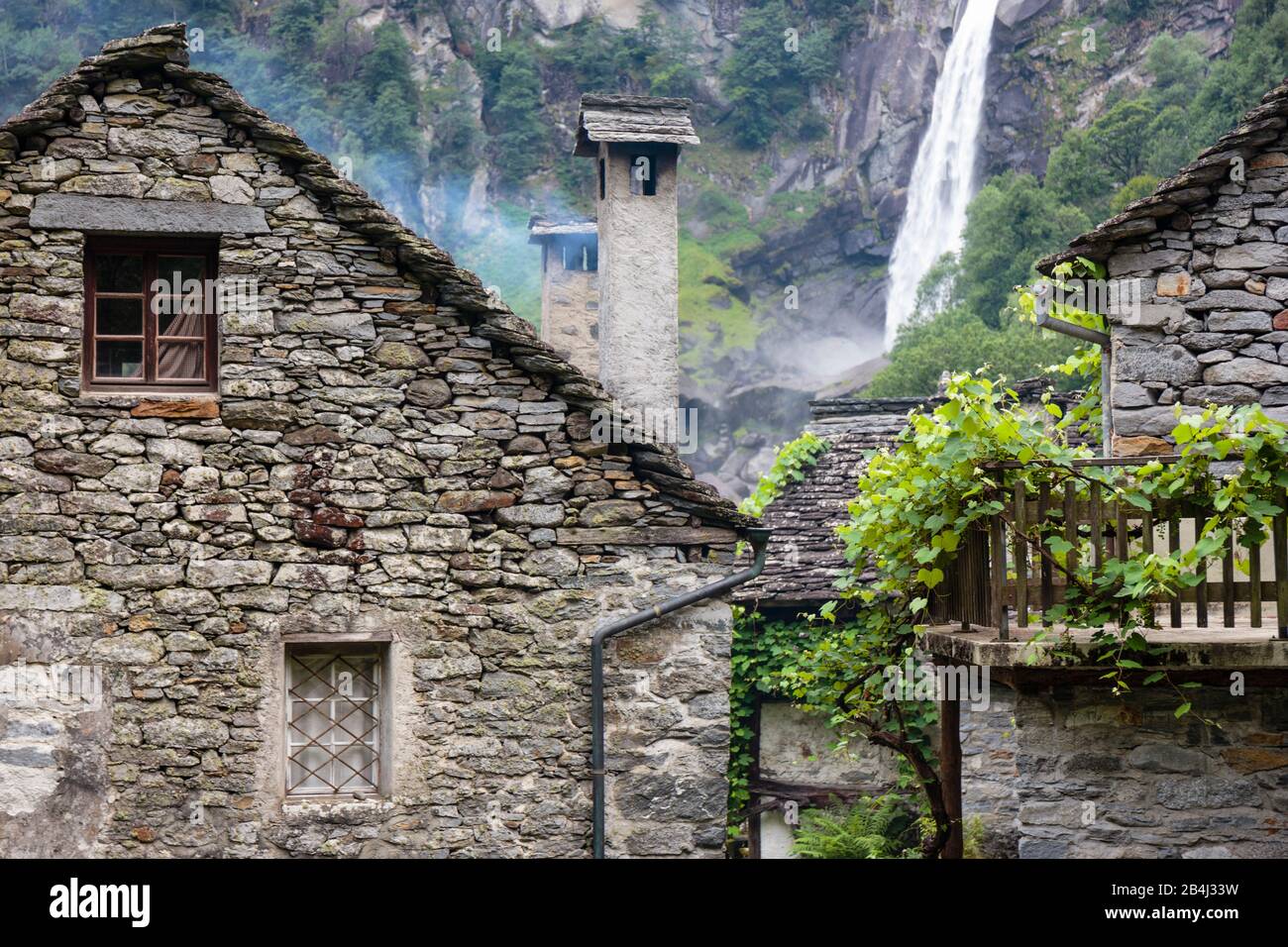 Europa, Schweiz, Tessin, Foroglio. Blick durch das malerische, alte Dorf Foroglio auf den Calnègia-Wasserfall. Stock Photo