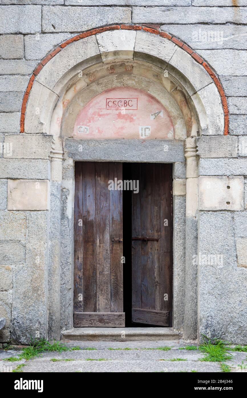 Europa, Italien, Piemont, Montorfano. Der Eingang zur Chiesa di San Giovanni Battista, einer der besterhaltenen romanischen Kirchen der Region Lago Ma Stock Photo