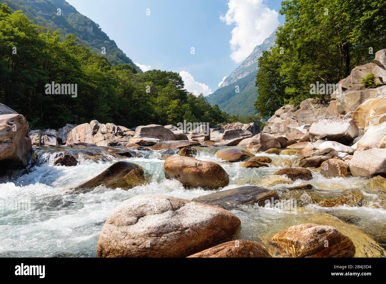 Europa, Schweiz, Tessin, Lavertezzo. Der Verzasca-Fluss fließt durch sein felsiges Bett im nach ihm benannten Verzascatal (Valle Verzasca). Stock Photo