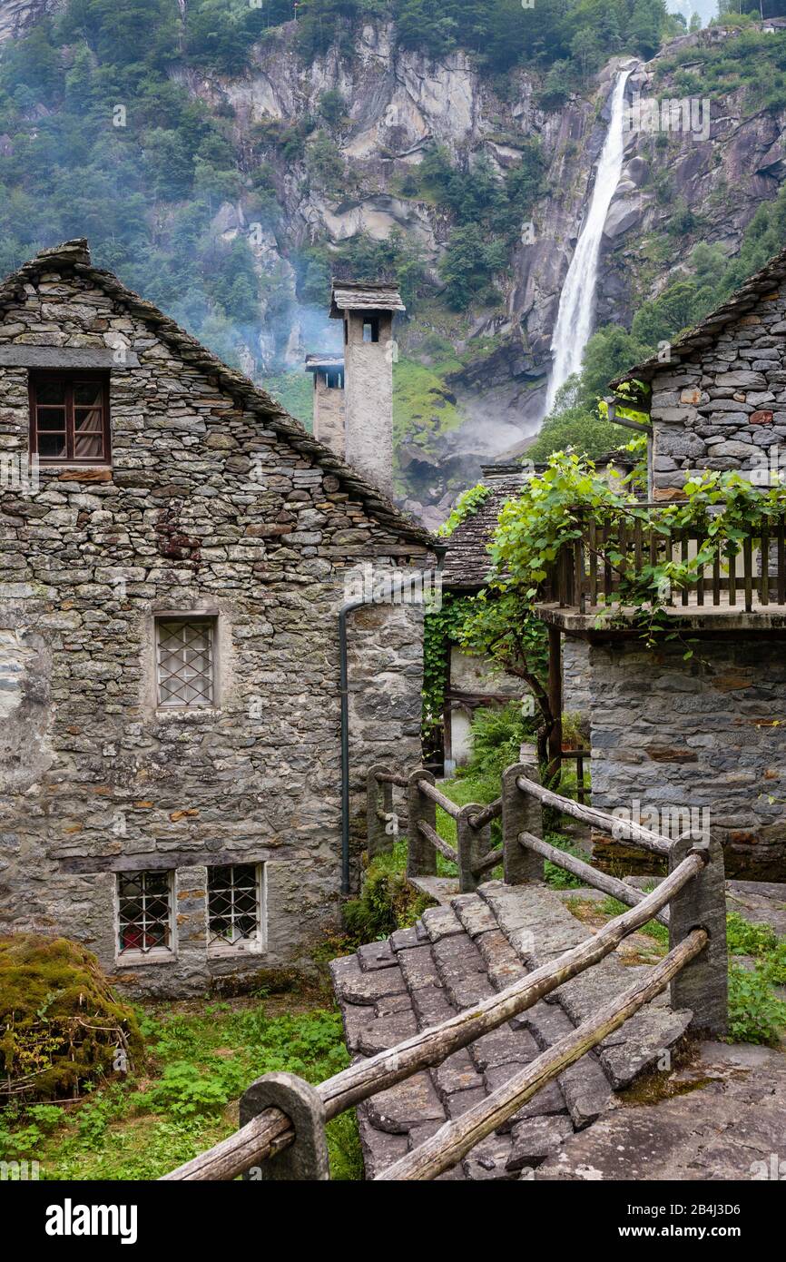 Europa, Schweiz, Tessin, Foroglio. Blick durch das malerische, alte Dorf Foroglio auf den Calnègia-Wasserfall. Stock Photo