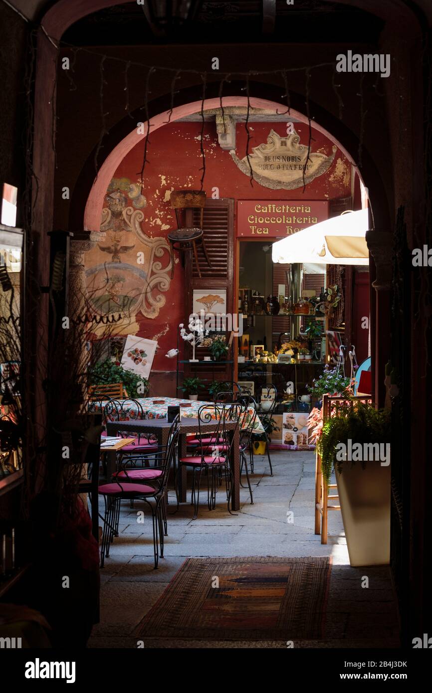 Europa, Italien, Piemont, Orta San Giulio. Im Innenhof eines Altstadthauses befindet sich eine kleine Wirtschaft. Stock Photo