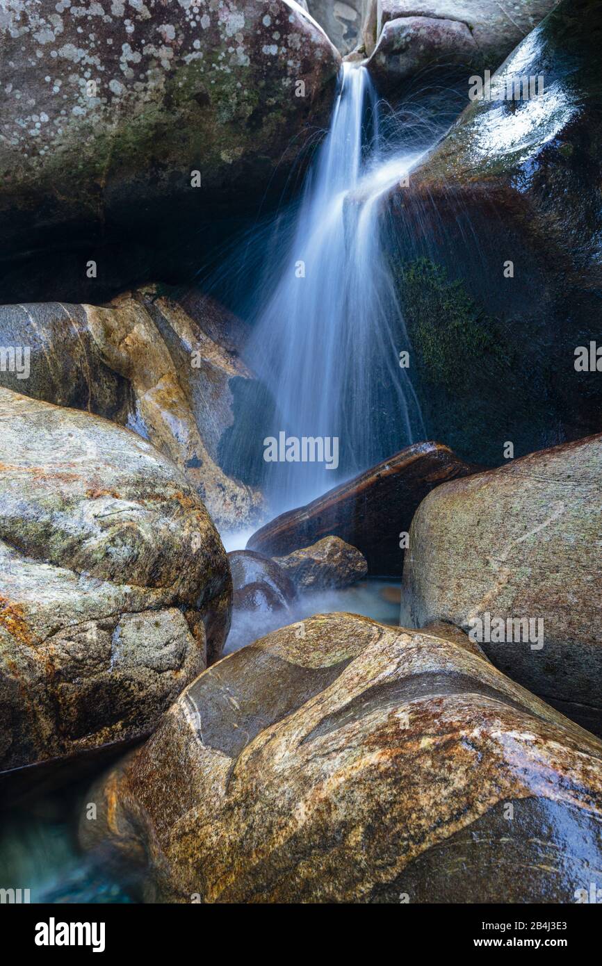 Europa, Schweiz, Tessin, Brione. Kleiner Wasserfall im Flusslauf der Verzasca (Valle Verzasca). Stock Photo