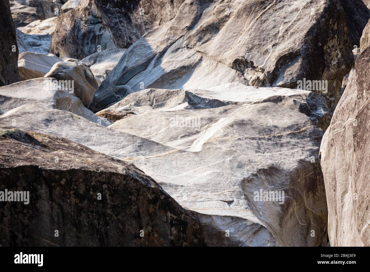 Europa, Schweiz, Tessin, Brione. Riesige Findlinge im Flusslauf der Verzasca (Valle Verzasca). Stock Photo