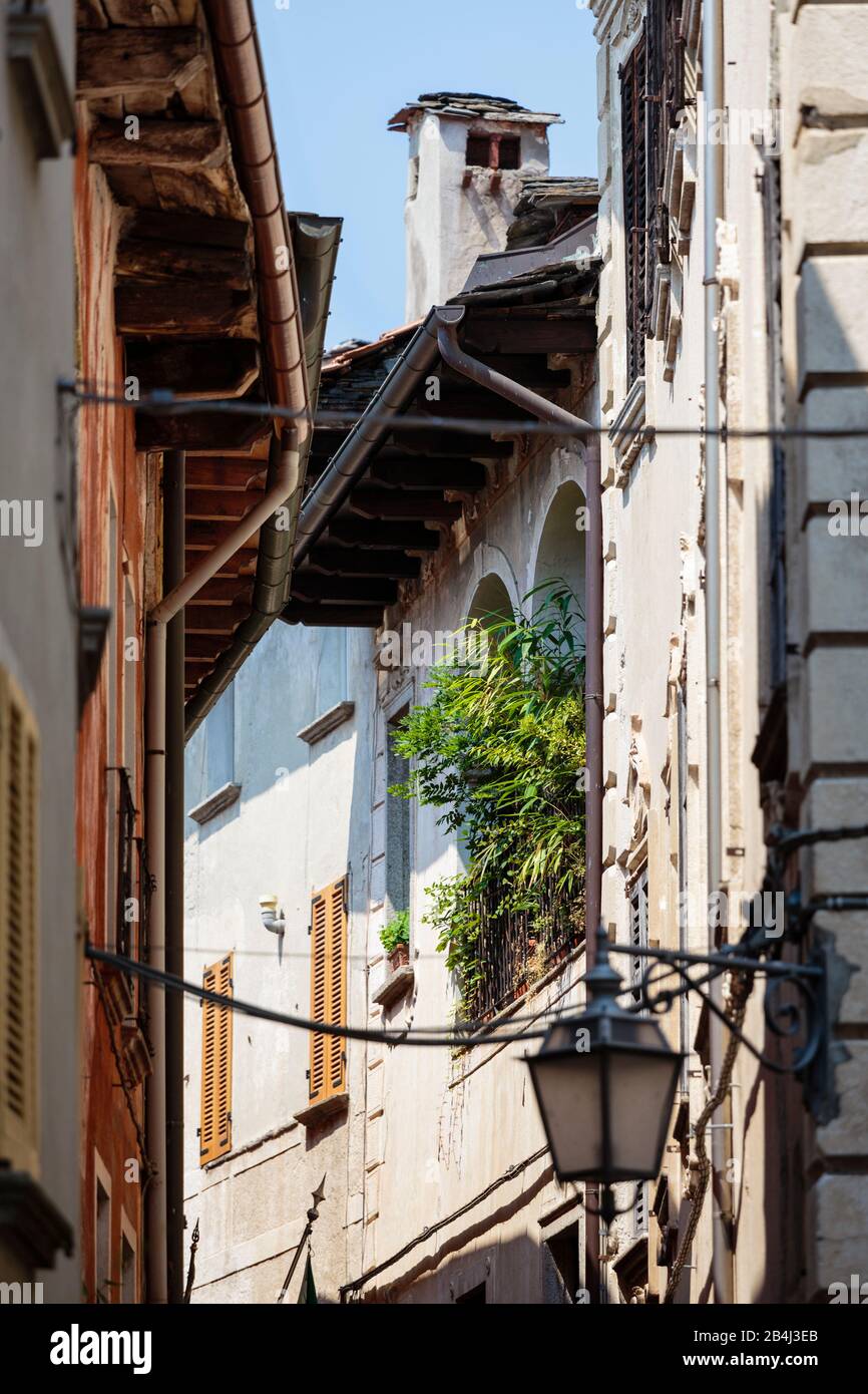 Europa, Italien, Piemont, Orta San Giulio. Ein üppig mit Pflanzen bewachsener Balkon in der Altstadt. Stock Photo