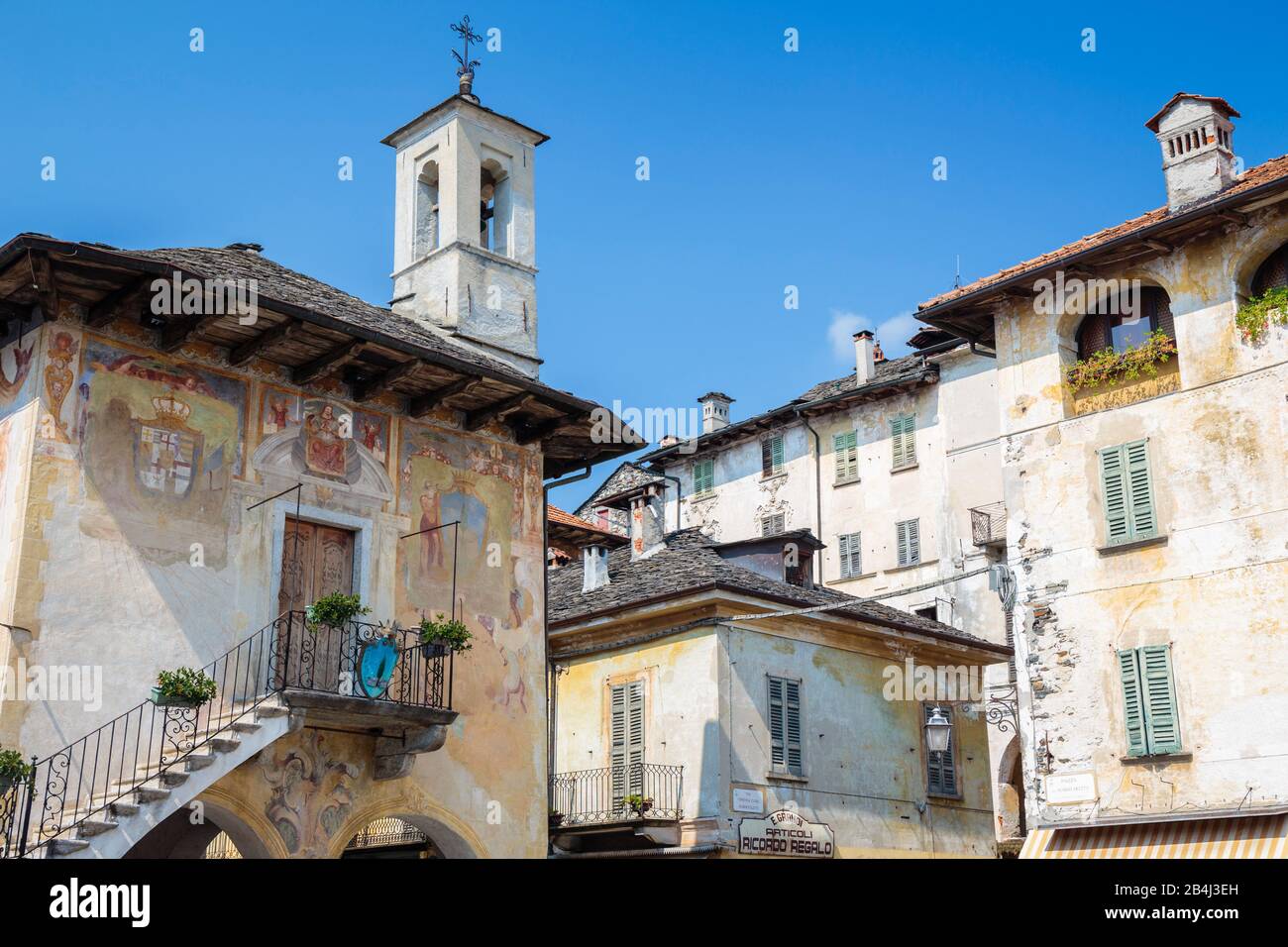 Europa, Italien, Piemont, Orta San Giulio. Der Palazzo della Comunità an der Piazza Motta, genannt Broletto (1582). Stock Photo
