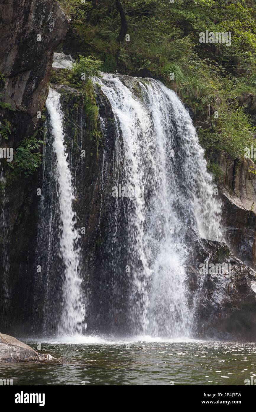 Europa, Italien, Piemont, Isella. Die Wasserfälle des Bergflusses San Bernadino nördlich von Verbania. Stock Photo