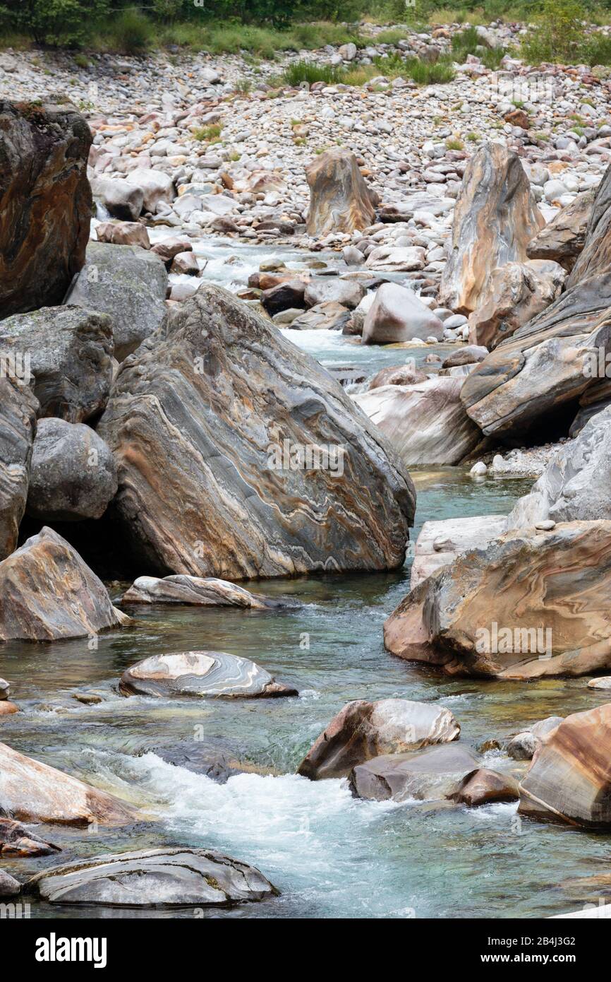 Europa, Schweiz, Tessin, Brione. Die Verzasca fließt ruhig durch felsige Ebene bei Brione (Valle Verzasca). Stock Photo
