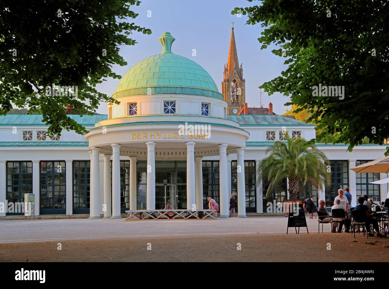 Fountain Square with fountain temple Wandelhalle and city church at evening sun, Bad Pyrmont, Staatsbad Emmertal, Weserbergland, Lower Saxony, Germany Stock Photo