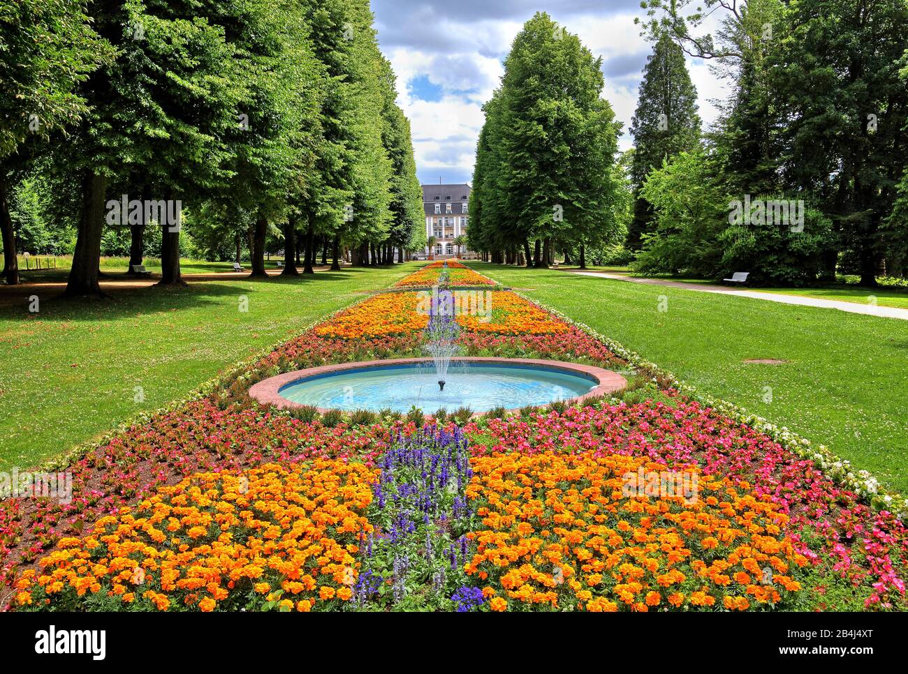 Fountain Avenue with long flower borders in the spa park Bad Pyrmont, Staatsbad Emmertal, Weserbergland, Lower Saxony, Germany Stock Photo