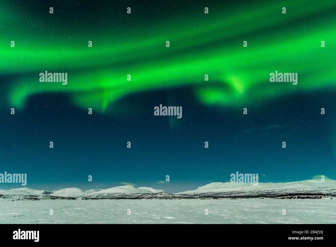 Lappland, schneebedeckte Berglandschaft bei Abisko, Polarlicht bei Mondschein Stock Photo