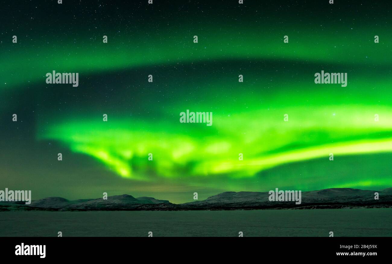 Schweden, Lappland, Polarlicht über schneebedeckter Landschaft Stock Photo