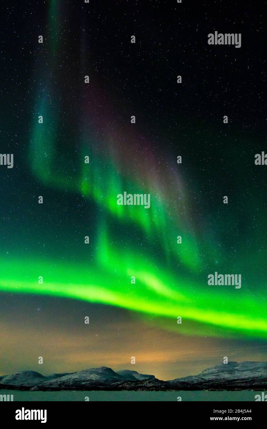 Skandinavien, Abisko-Nationalpark, Polarlicht mit grünen (Sauerstoff) und violetten (Stickstoff) Anteilen Stock Photo