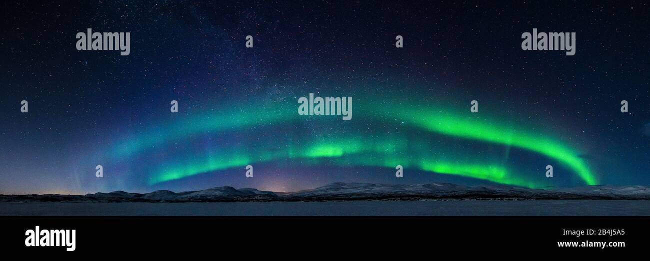 Panorama, Schweden, Lappland, Polarlicht über schneebedeckter Landschaft, doppelter Bogen Stock Photo