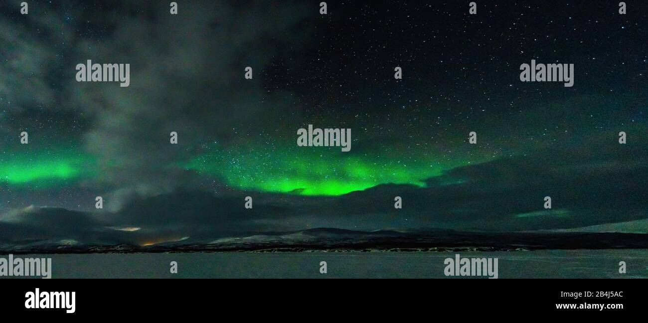 Panorama, Lappland, Berglandschaft, Polarlicht, teilweise von mondbeschienenen Wolken bedeckt Stock Photo