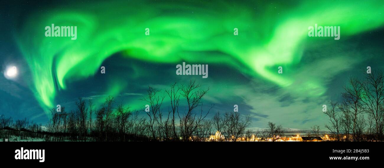 Panorama, Lappland, schneebedeckte Berglandschaft bei Abisko, Polarlicht in Herzform und Mondschein Stock Photo