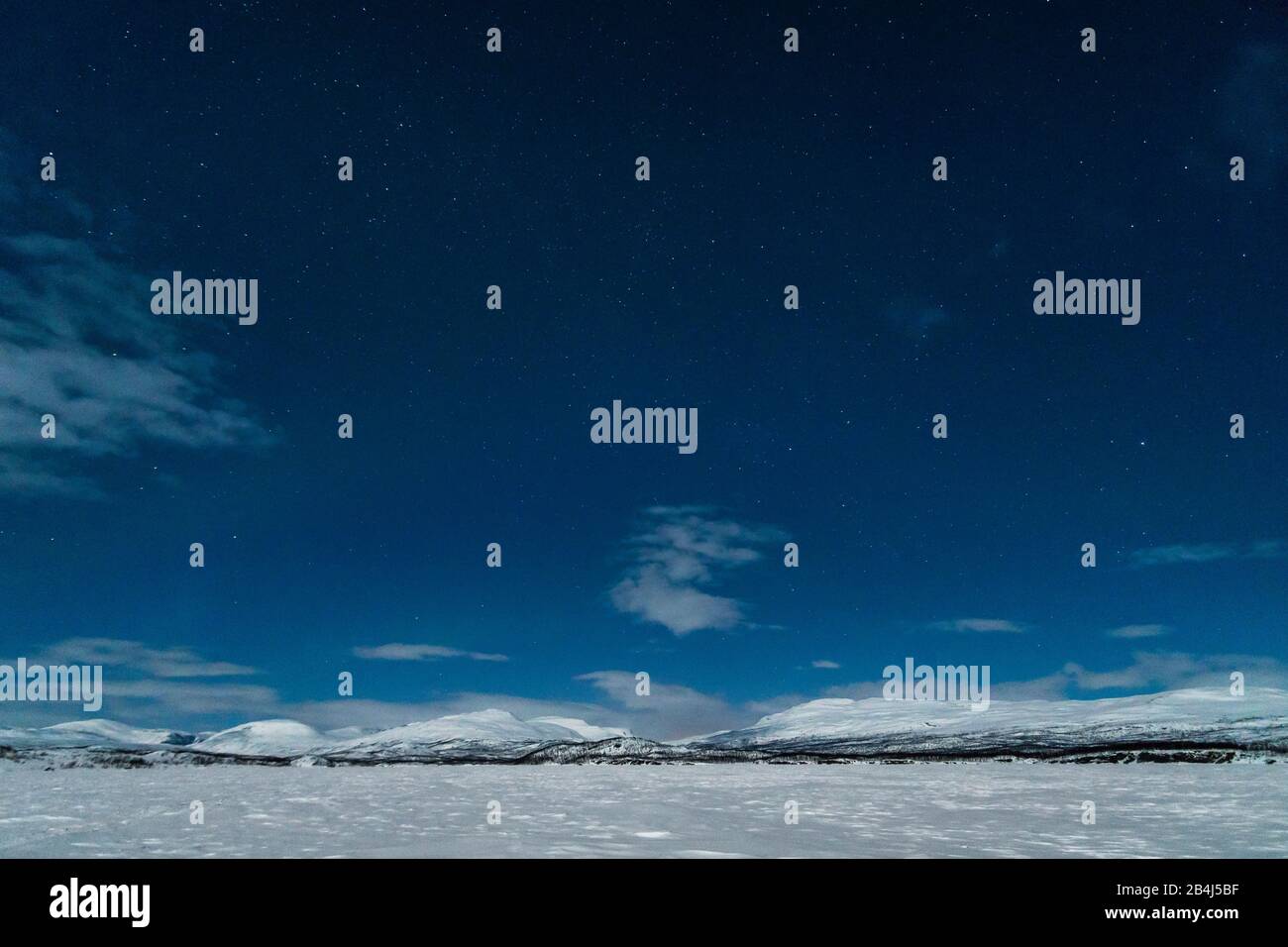 Schweden, Lappland, Abisko, zugefrorener See (Torneträsk) im Mondschein, Nachthimmel Stock Photo
