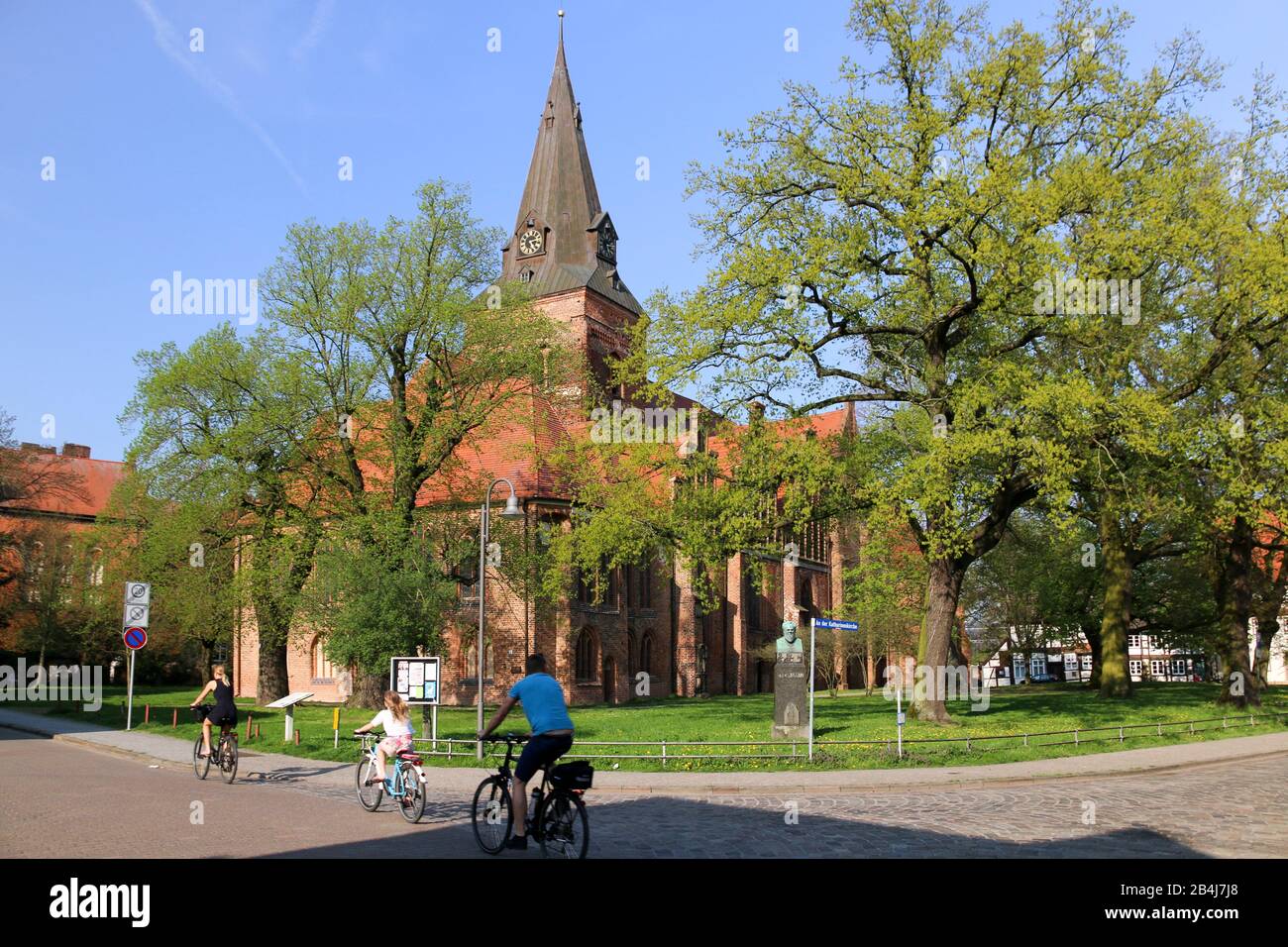 Germany, Saxony-Anhalt, Salzwedel, Katharinenkirche Salzwedel, cyclists, tourists, Altmark. Stock Photo