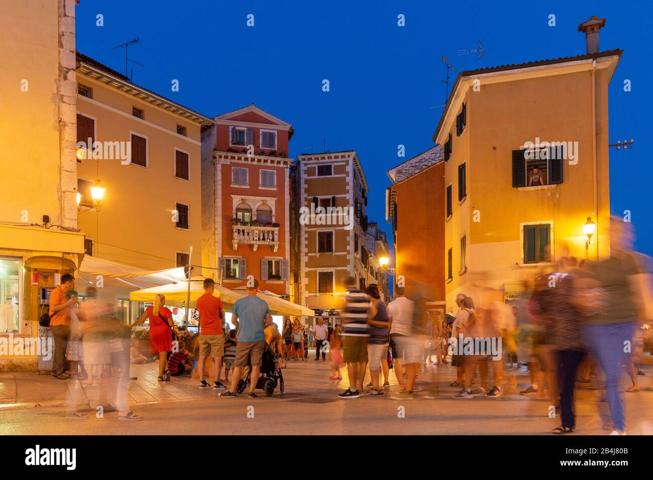 Kroatien, Istrien, Rovinj, Touristen in der Altstadt, blaue Stunde in Rovinj, Halbinsel Istrien in Kroatien. Stock Photo