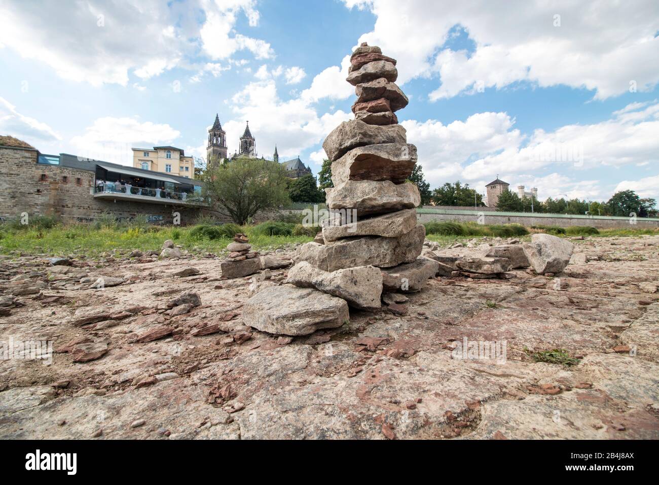 Germany, Saxony-Anhalt, Magdeburg, Dried riverbed of the Elbe, heat, drought, drought. Stock Photo