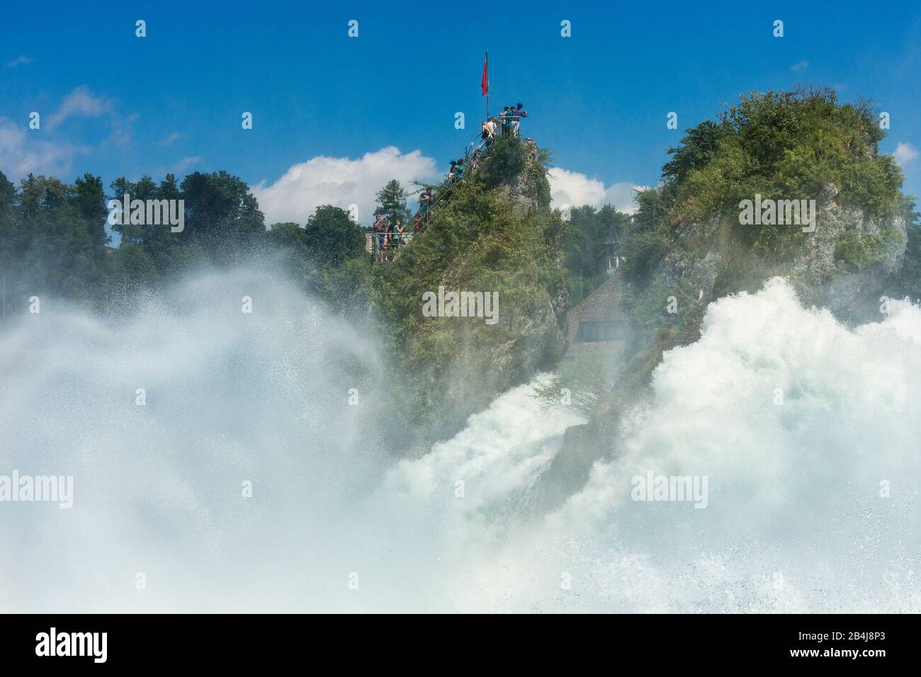 Rheinfall bei Schaffhausen, Mittelfelsen mit Touristen, Blick von unten Stock Photo