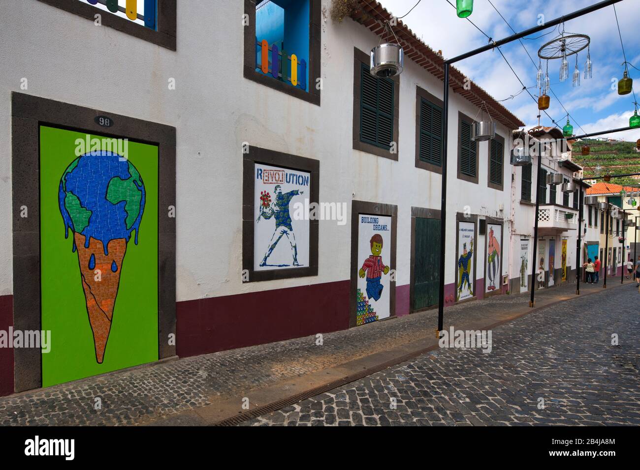 Straßenbeleuchtung und Graffiti aus Wegwerfartikeln als Kunstinstallation und Protest gegen Klimawandel, Camara de Lobos, Insel Madeira, Portugal Stock Photo