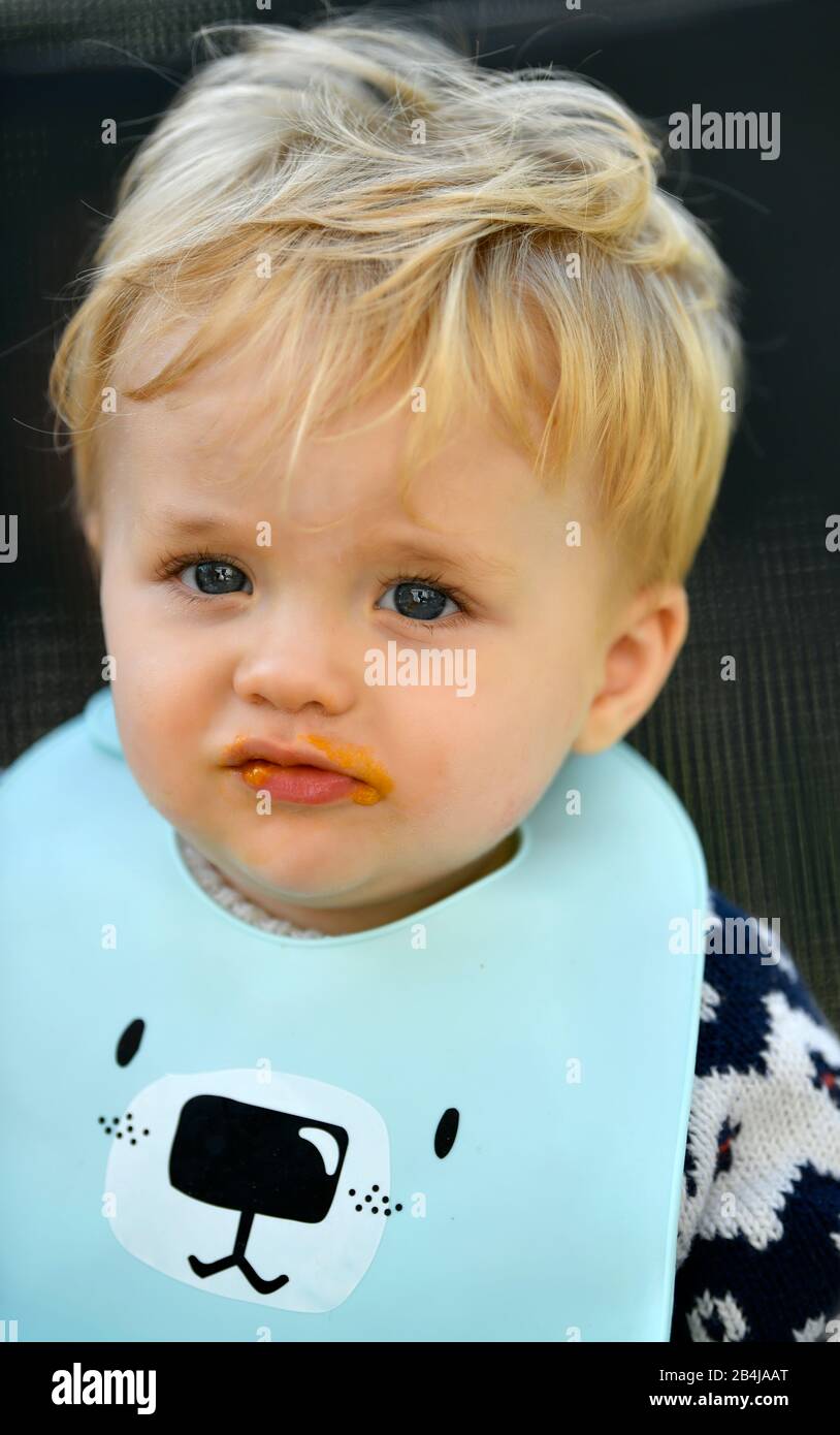 Baby, 10 Monate, Mund verschmiert mit Karottenbrei, Portrait, Baden-Württemberg, Deutschland Stock Photo
