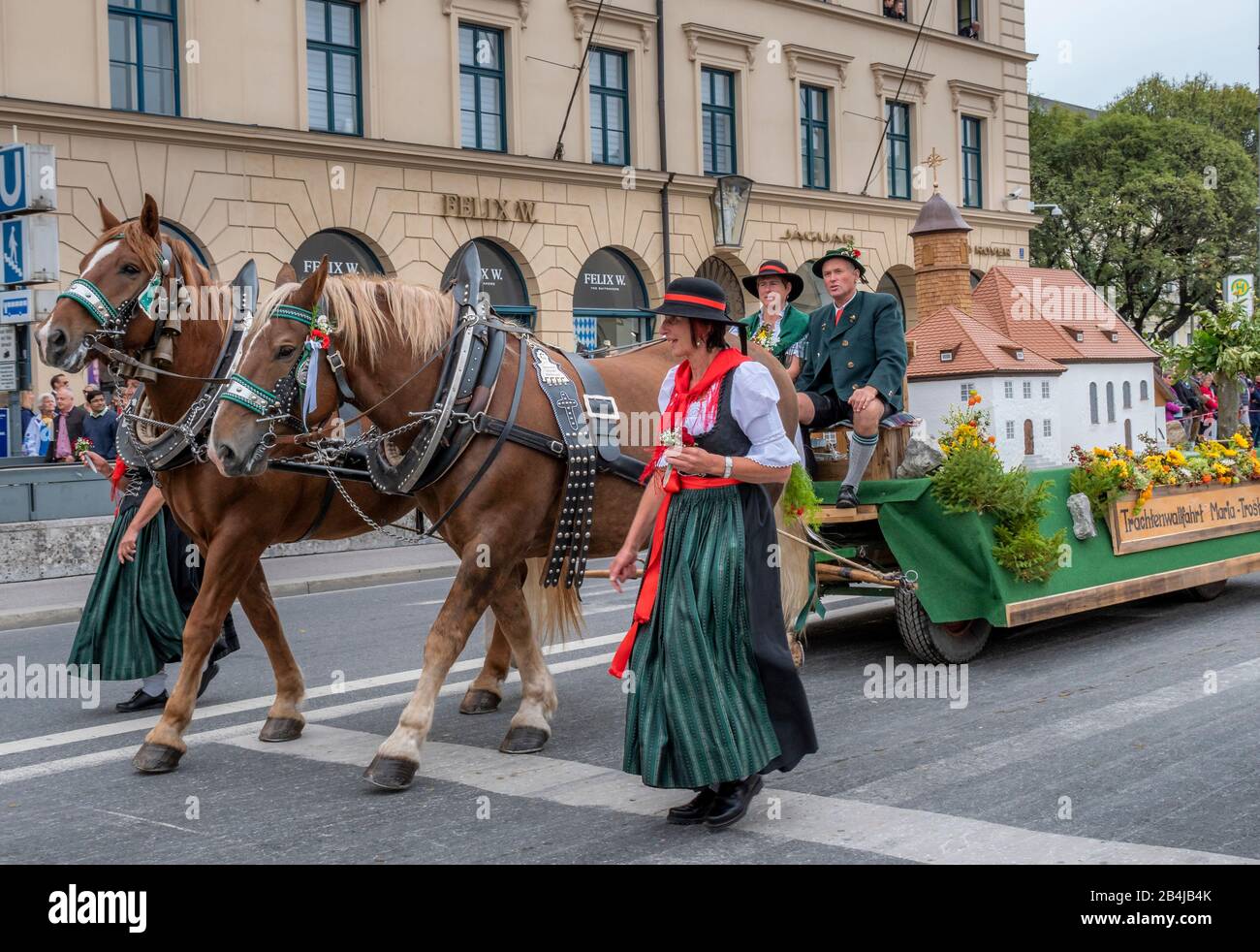 Trachtenumzug, Trachten- und Schützenzug zum Oktoberfest, Oktoberfesteinzug, München, Oberbayern, Bayern, Deutschland, Europa Stock Photo