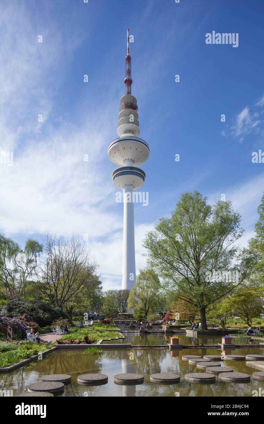 Park pond in the great wallanlagen with tv tower hi-res stock ...