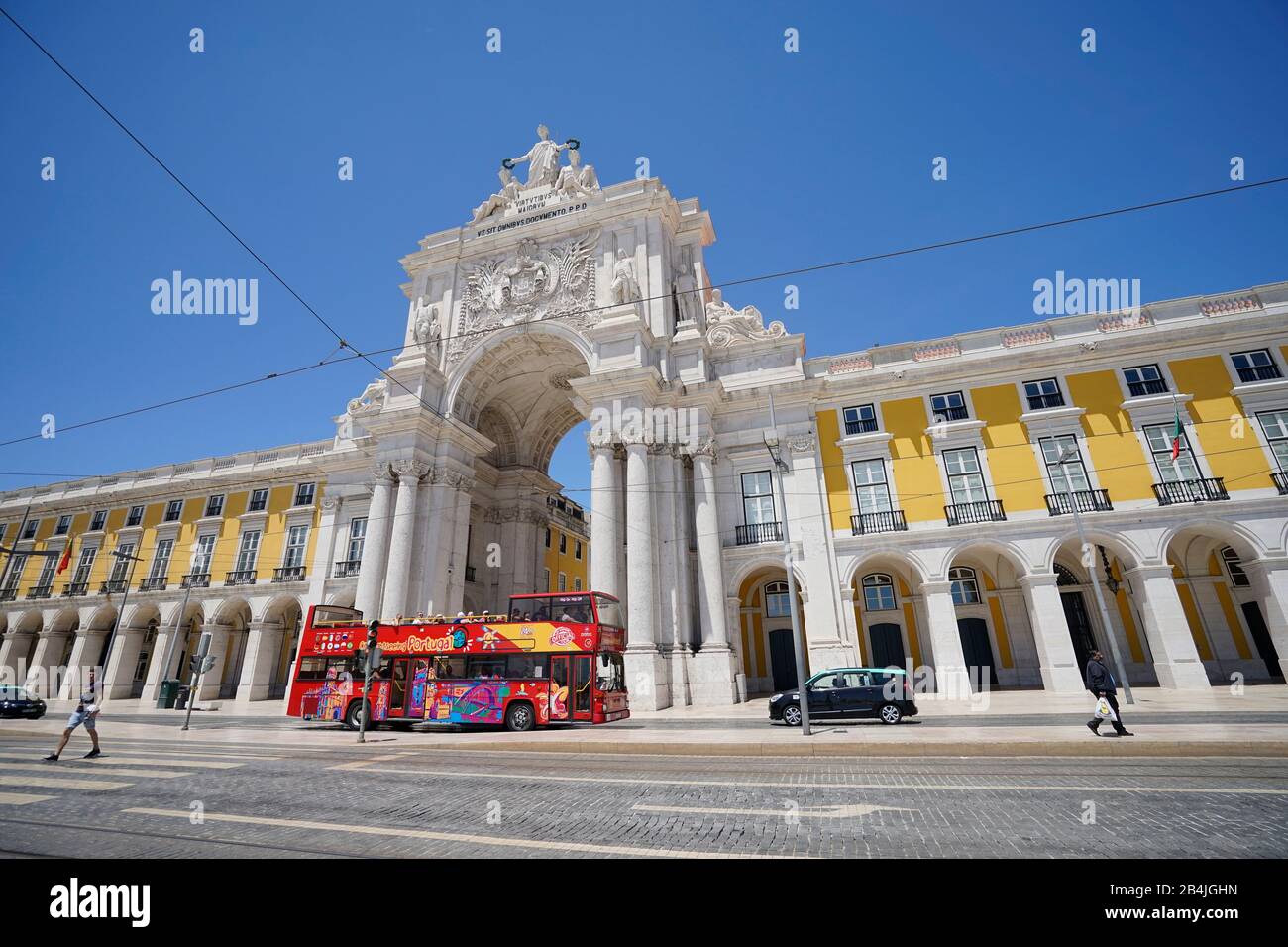 Europe, Portugal, Lisbon area, Lisbon, Baixa, Arc de Triomphe, Arco da Rua Augusta, Praca do Comercio, commercial center, sightseeing bus Stock Photo