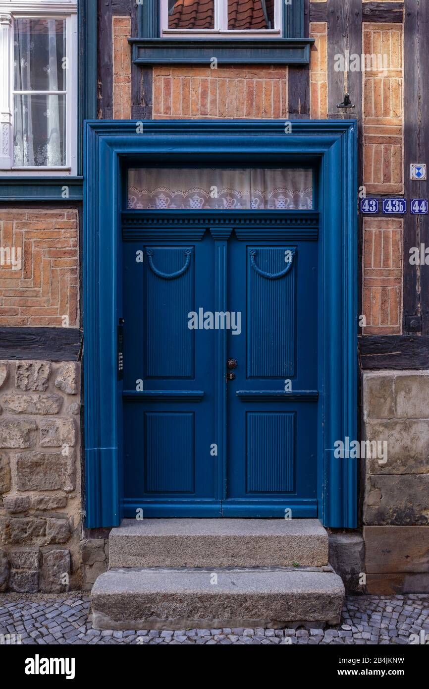 Europa, Deutschland, Sachsen-Anhalt, Quedlinburg. Schmuckvolle Tür eines typischen, denkmalgeschützten Fachwerkhauses in der Altstadt. Stock Photo